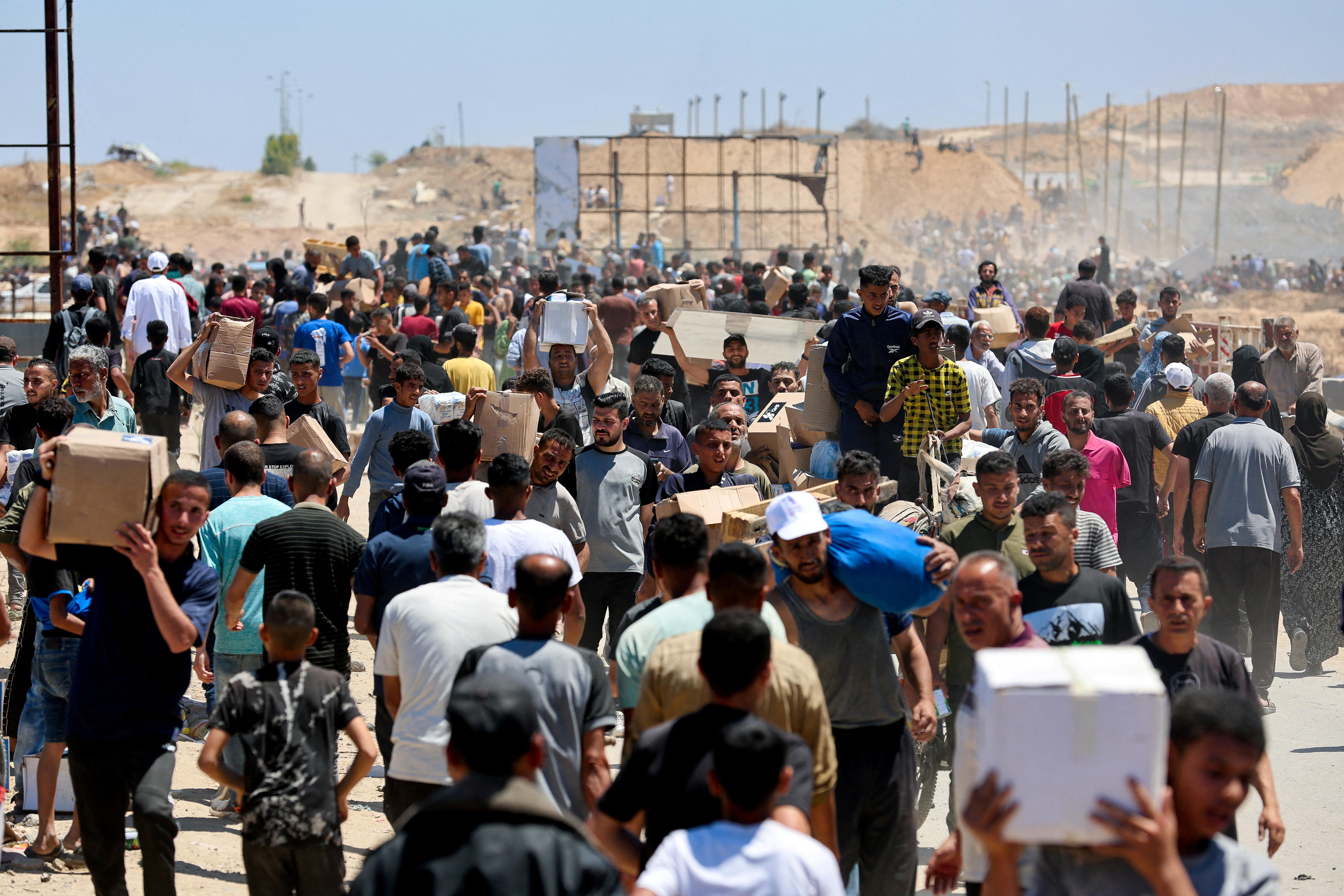 Palestinians carry aid supplies 