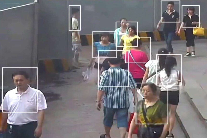 中国政府使用监控技术追踪并拘留少数民族，其中包括维吾尔人。