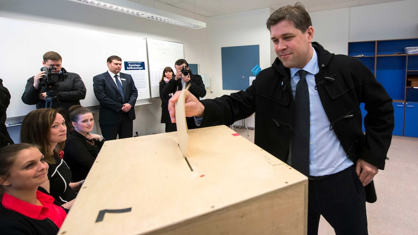Benediktsson casts his ballot
