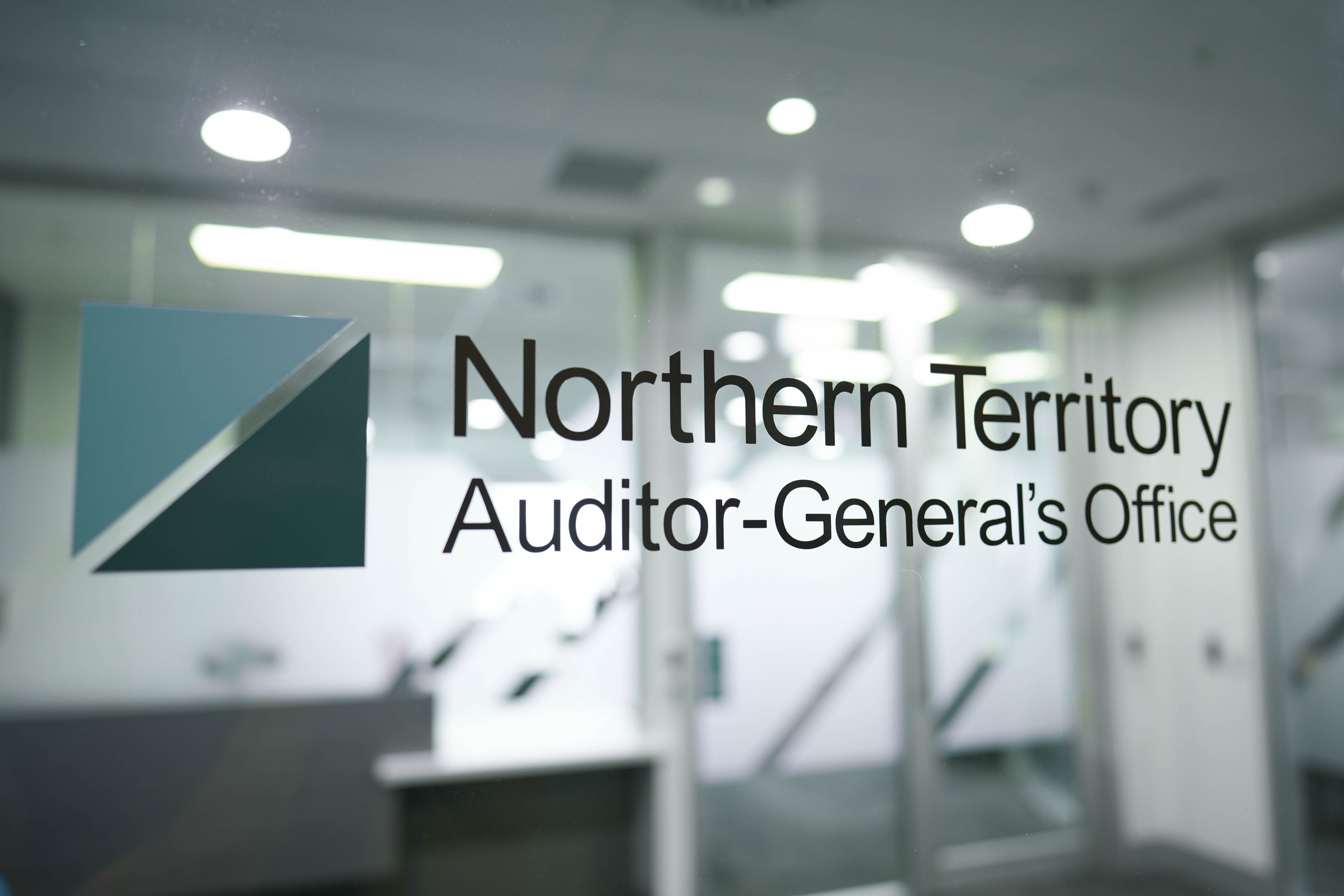 Un cartel en las puertas de cristal de la oficina dice: Oficina del Auditor General del Territorio del Norte