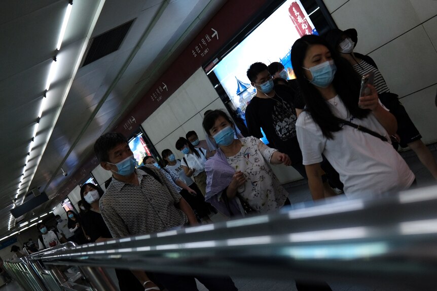 北京地铁里人们戴着口罩。
