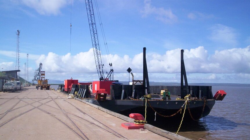 Pile driving barge