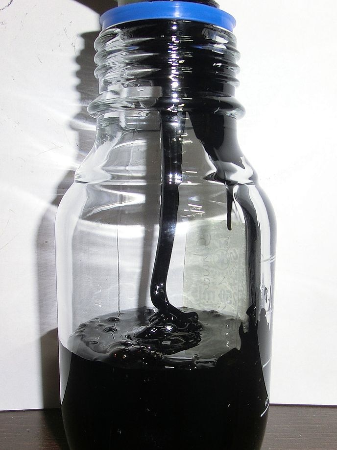 un frasco de aceite negro espeso