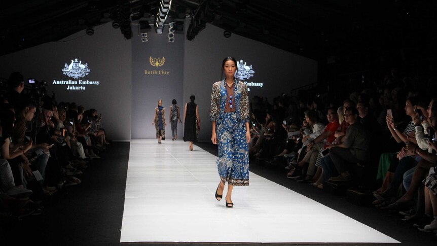 Karya Novita Yunus di Jakarta Fashion Week.