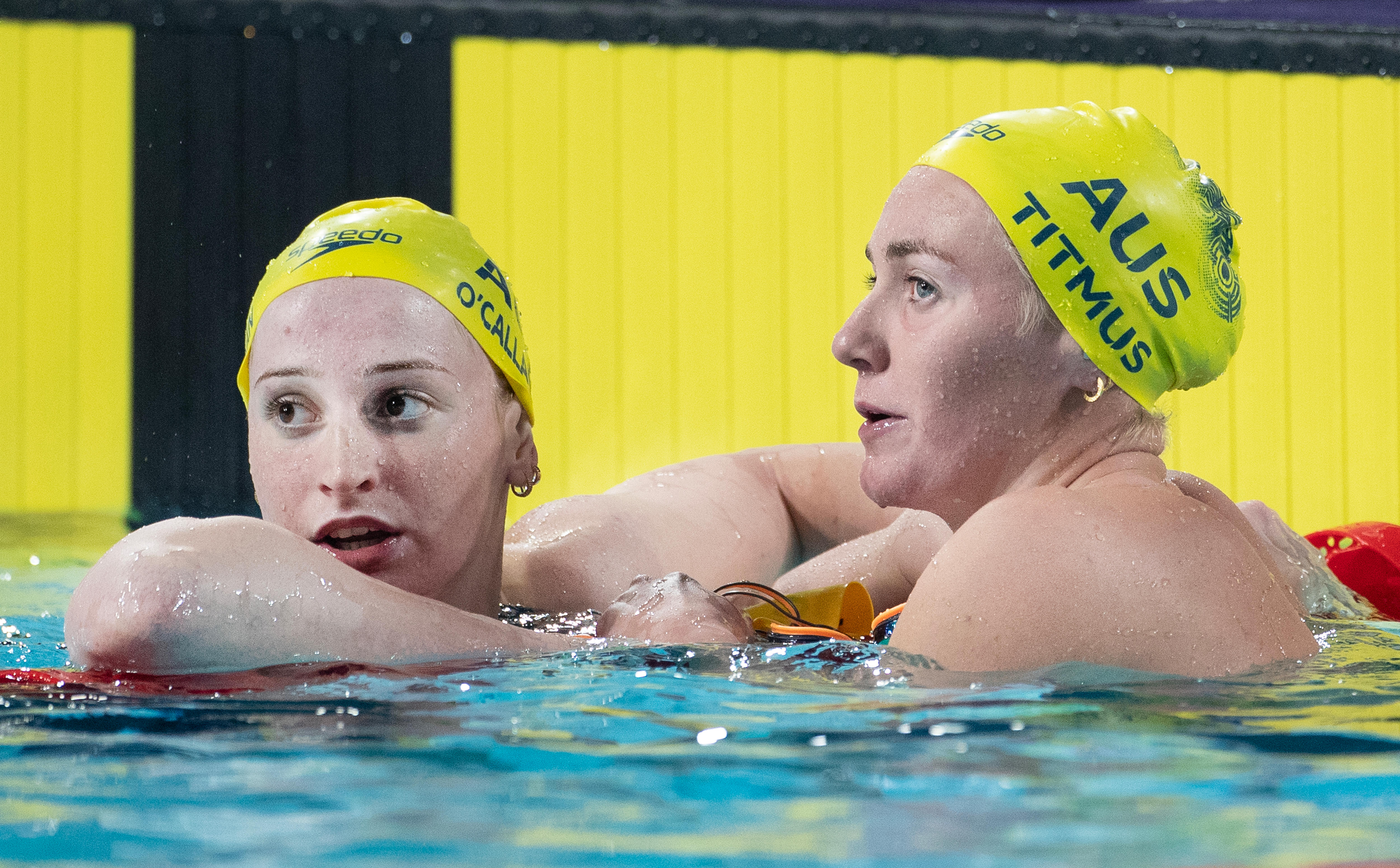 Mollie O&#x27;Callaghan leans on lane ropes next to Ariarne Titmus