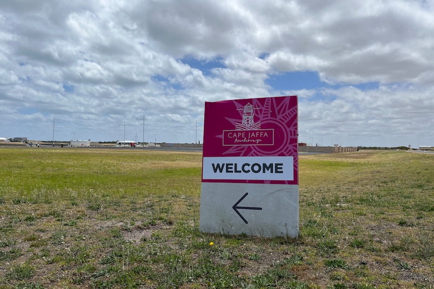 A pink sign saying welcome