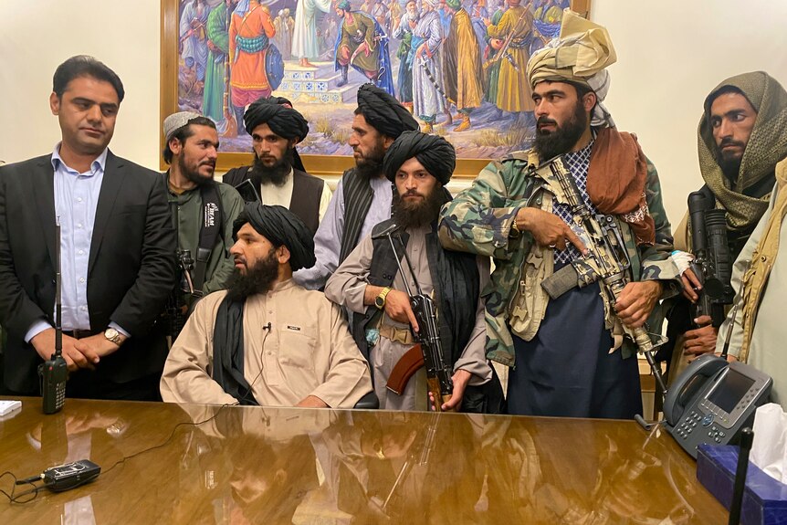 塔利班武装人员进入阿富汗总统府。