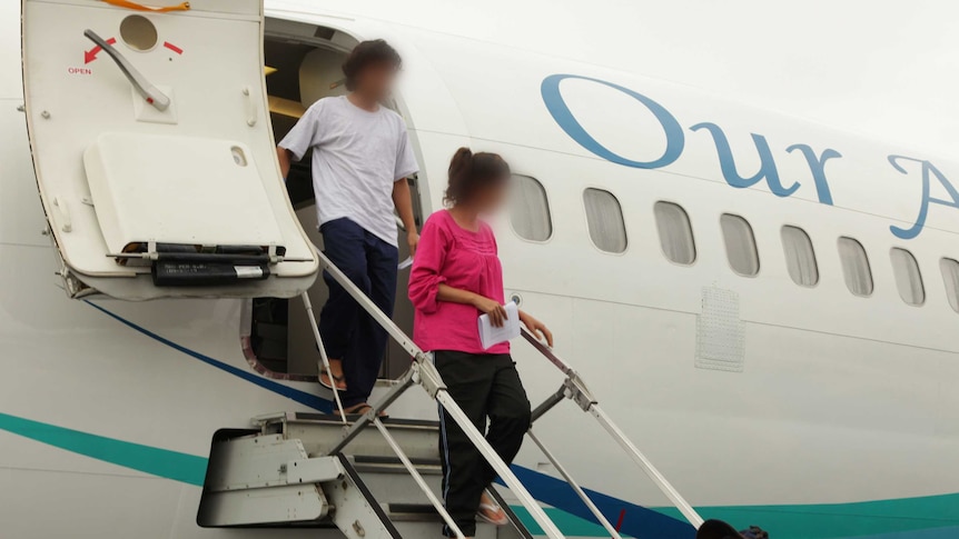First asylum seeker arrivals at Manus Island airport