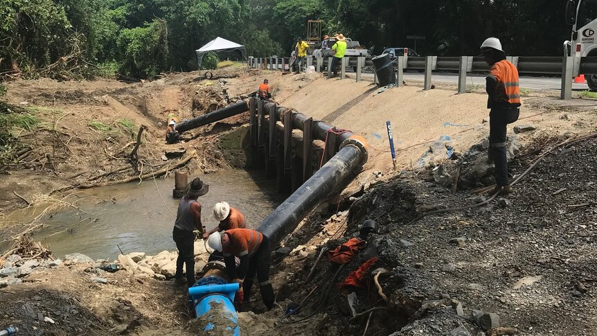 Les autorités coupent l’approvisionnement en eau de Port Douglas après que de fortes pluies ont entraîné des débris dans la station d’épuration