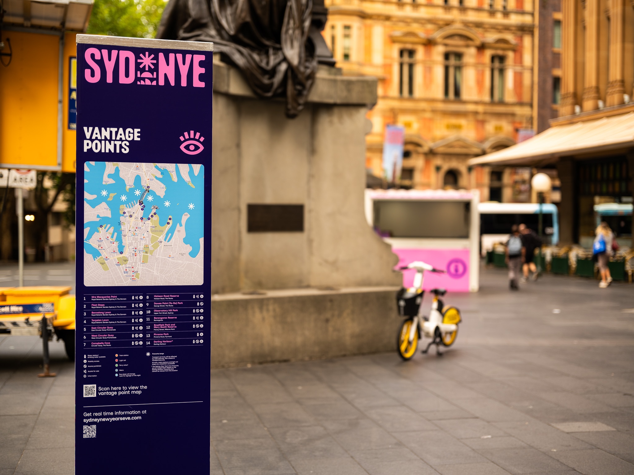 Un cartel que muestra los miradores de los fuegos artificiales de Nochevieja en la ciudad.