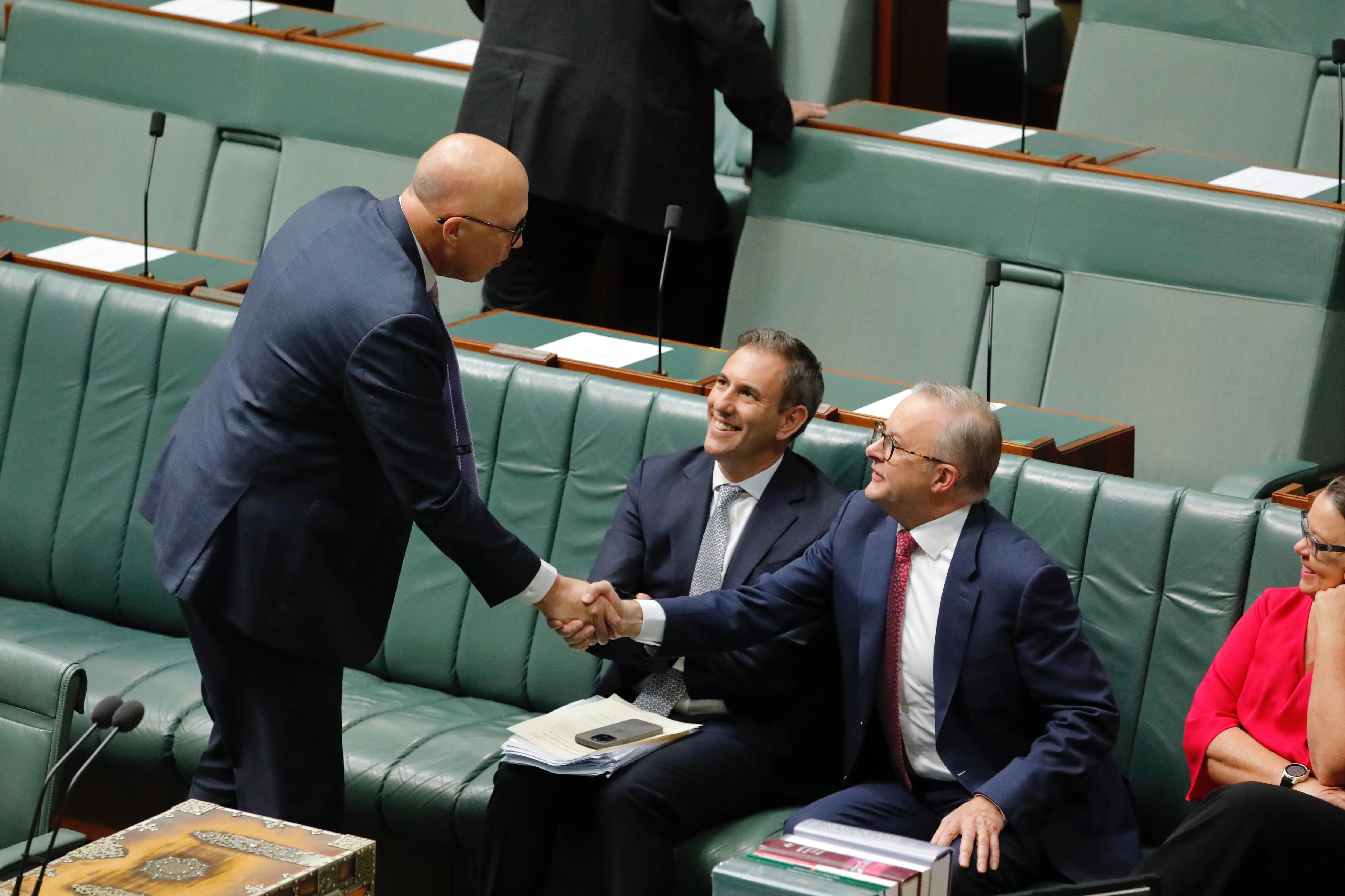 Anthony Albanese y el líder de la oposición australiana Peter Dutton se dan la mano.