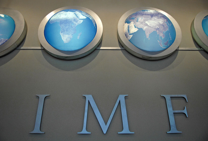 2008 年 4 月 11 日春季会议期间，IMF 的铭牌挂在总部的墙上。