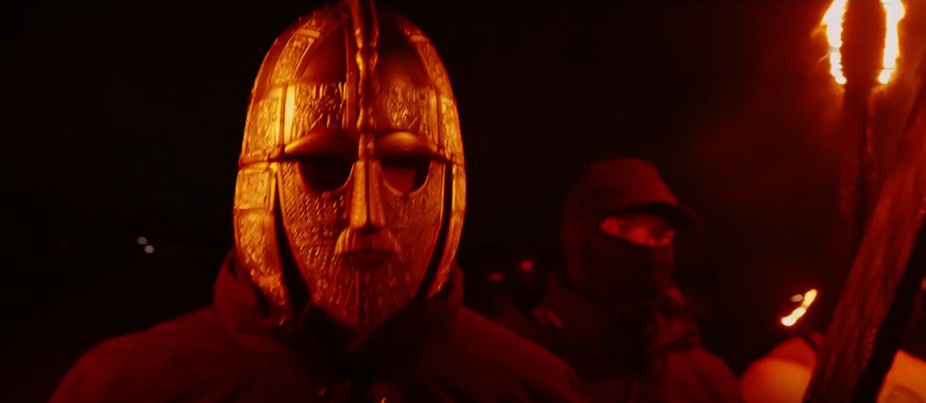 O cara está usando uma máscara de madeira maluca.