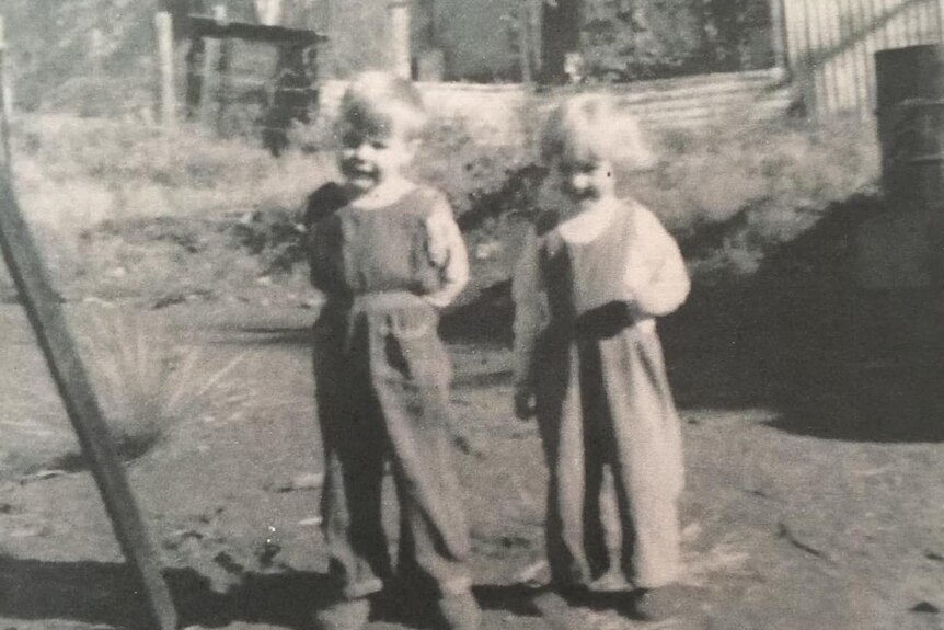 Une photographie en noir et blanc d'un jeune garçon et d'une jeune fille à Wittenoom
