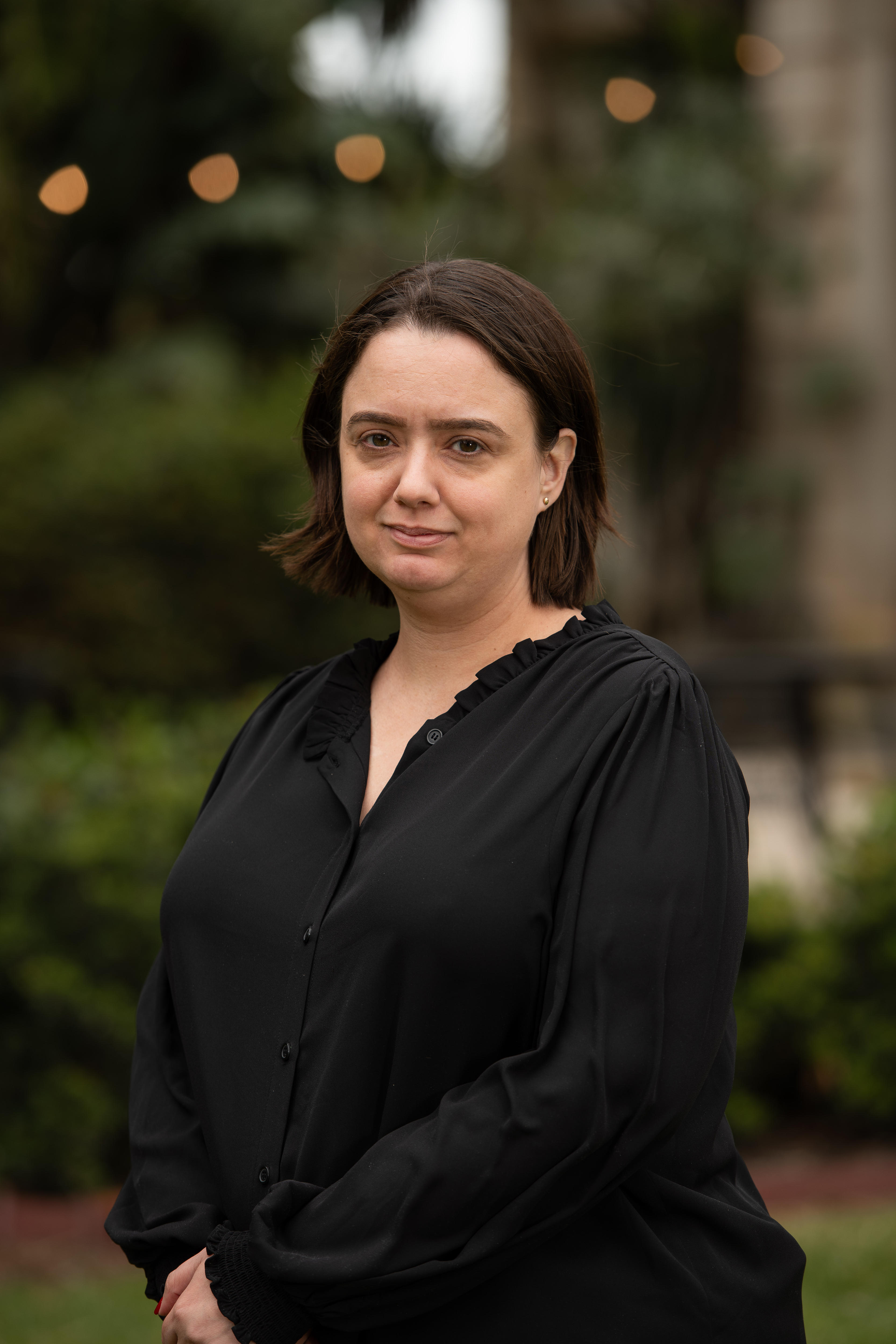 Mulher com camisa preta