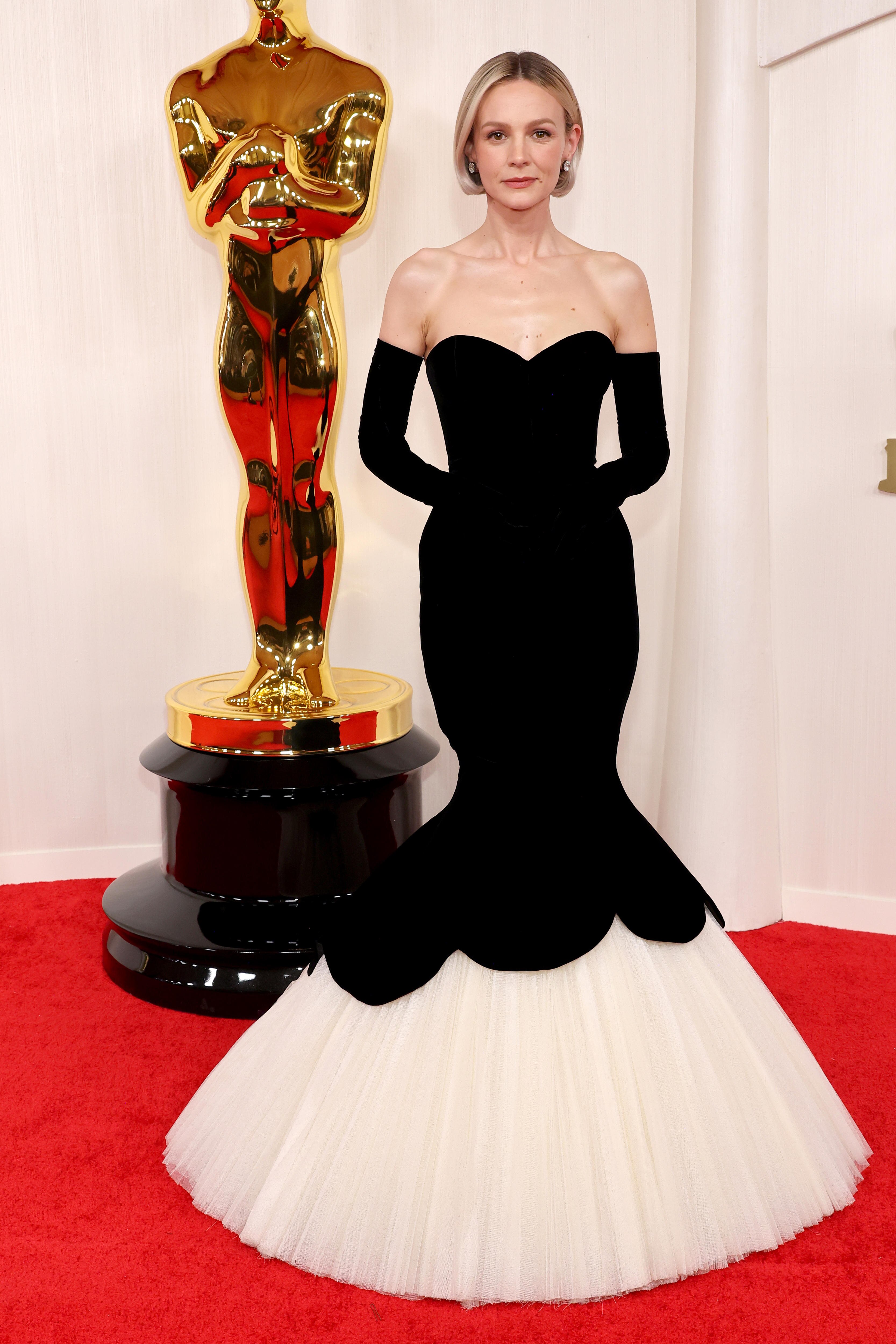 Carey Mulligan poses on the Oscars red carpet.