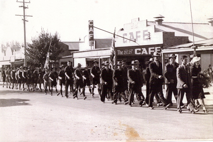 Black and white photo of soldiers marching in an Anzac Day march in Wodonga in 1950.