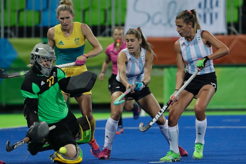 Hockeyroos and Argentina hockey players scramble in front of goal.