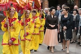 中国第一夫人彭丽媛在新州一所学校参访。