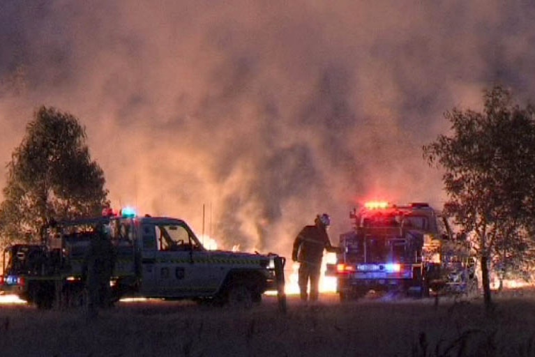 Bushfire burning in the Perth suburb of Baldivis overnight 28 January 2015