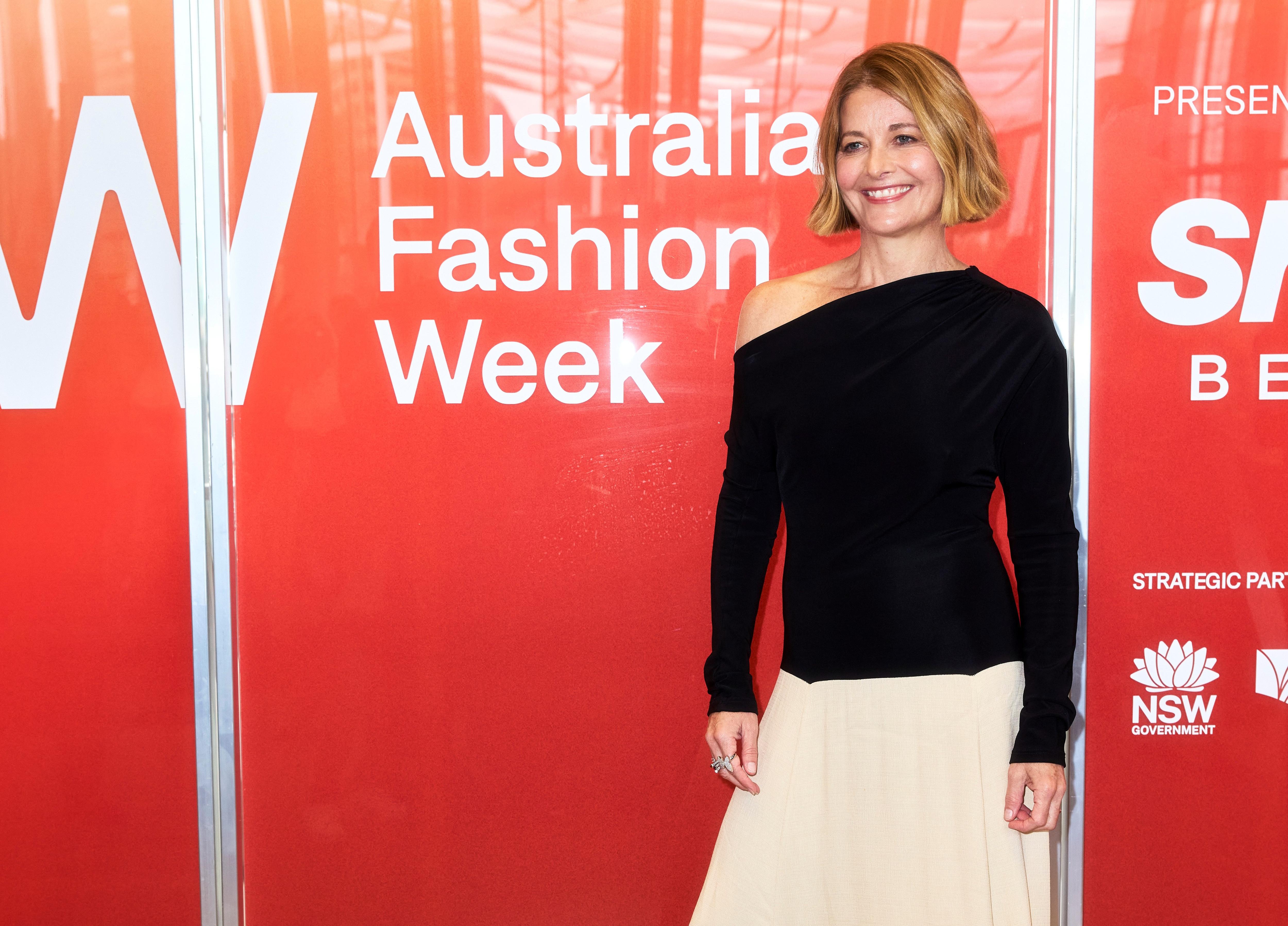 Mulher na frente de um fundo vermelho