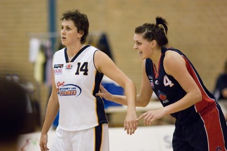 ABC Basketballer of the Year Natalie Porter in action for Sydney Uni