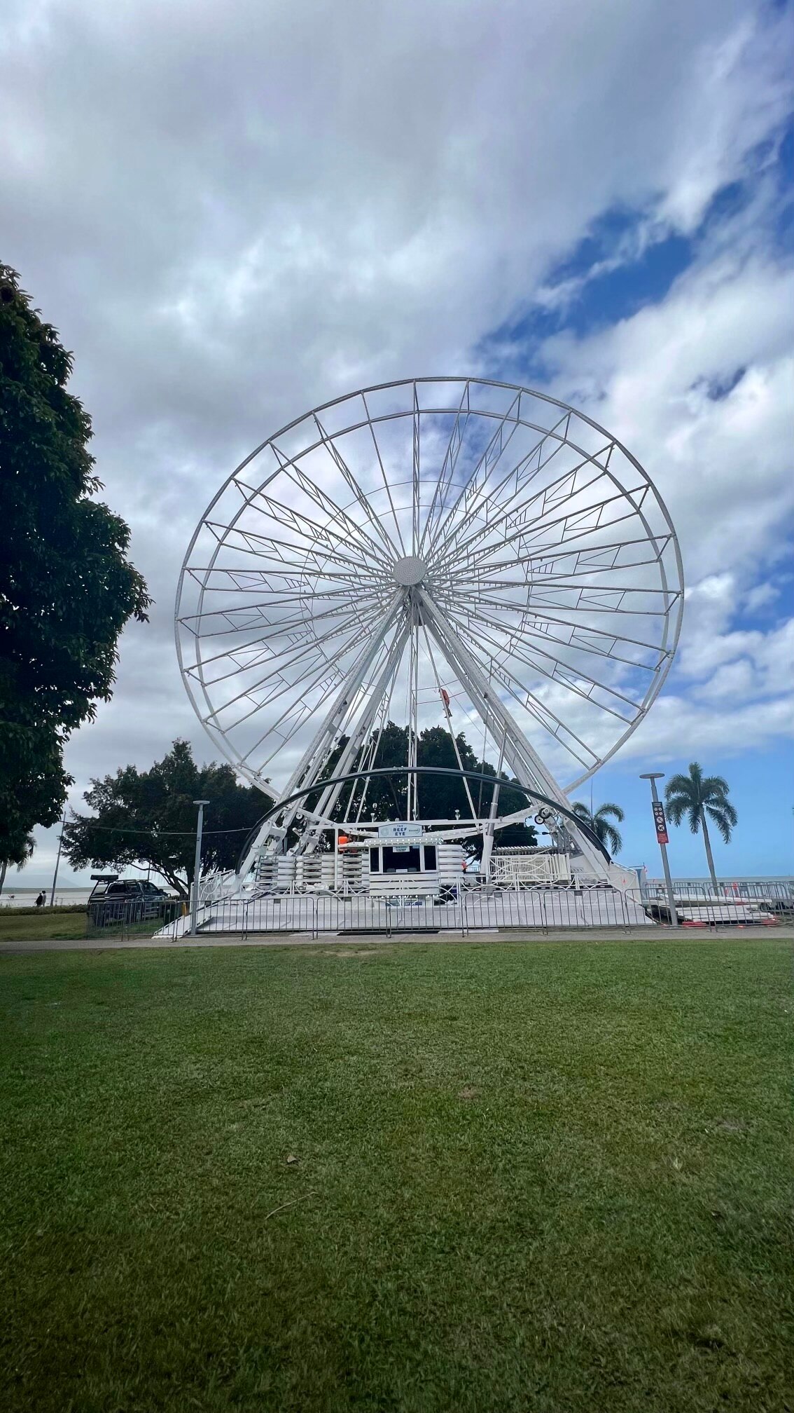 a ferris wheel without gondolas 