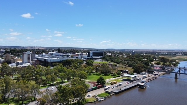 Un centro de ciudad con un río y un puente.