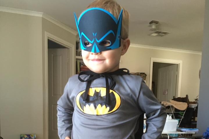 Seorang anak laki-laki memakai kostum Batman