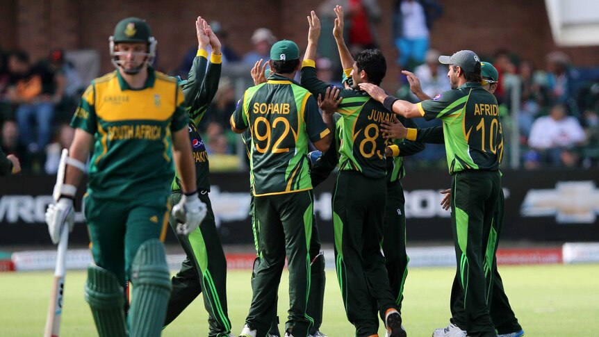 Pakistan celebrates Smith dismissal