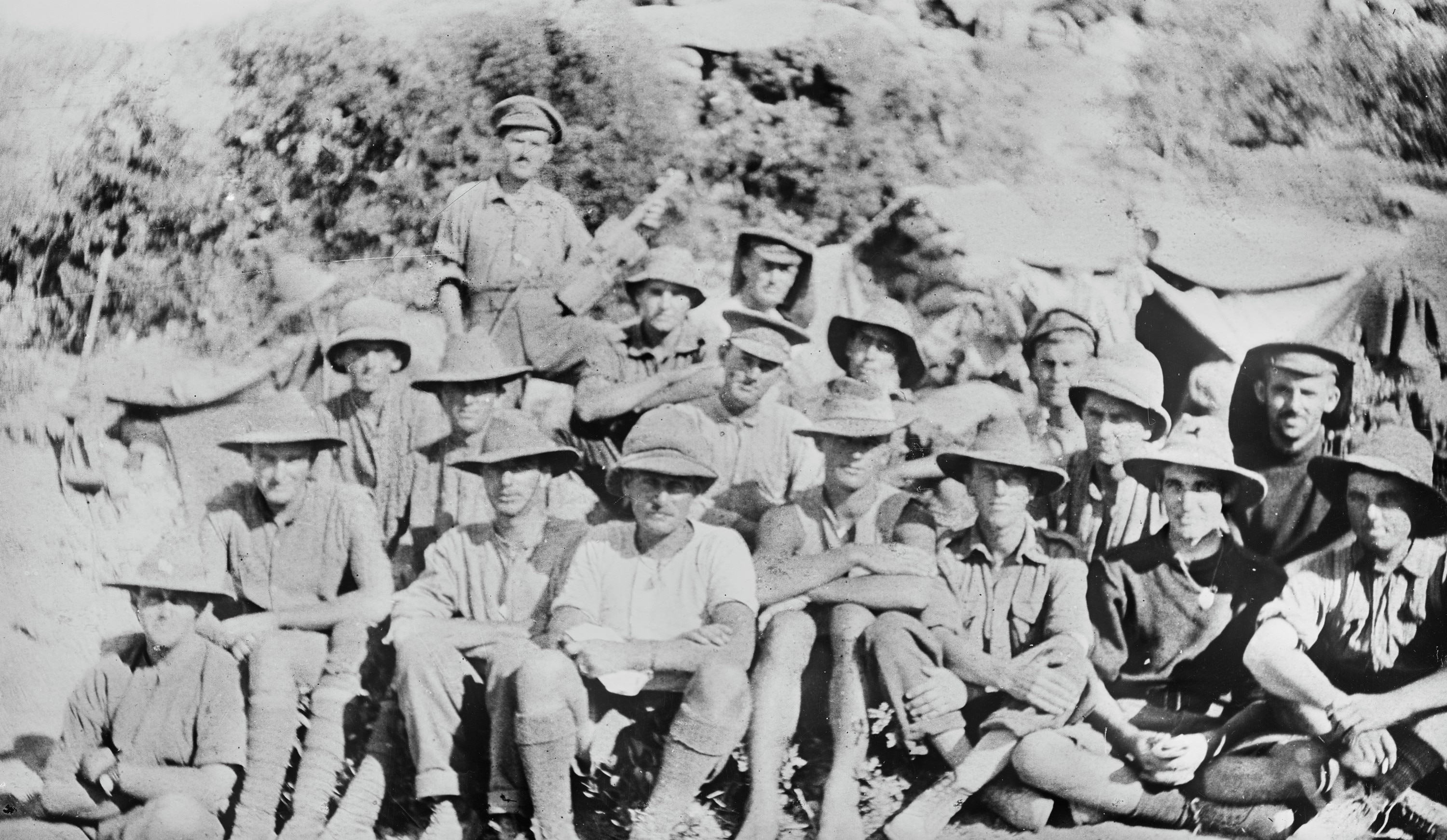 Chocolate-box violin inspires teen to retrace relative's Anzac footsteps