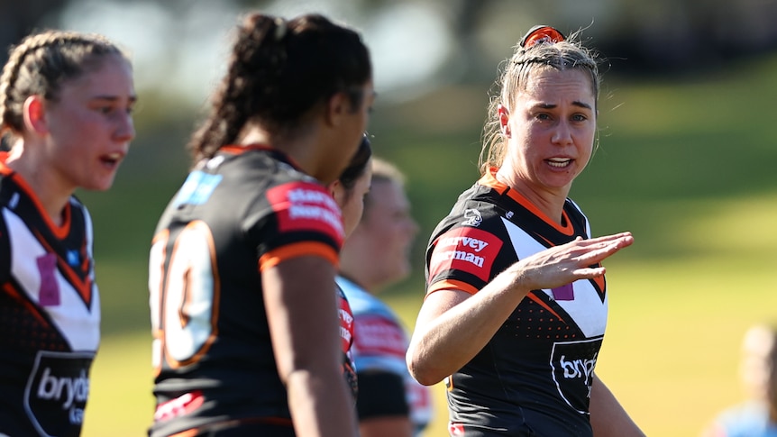 Kezie Apps gestures to his Wests Tigers teammates during an NRLW game.