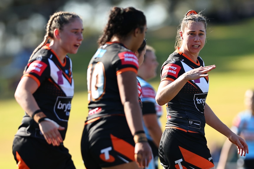 Kezie Apps gestures to his Wests Tigers teammates during an NRLW game.