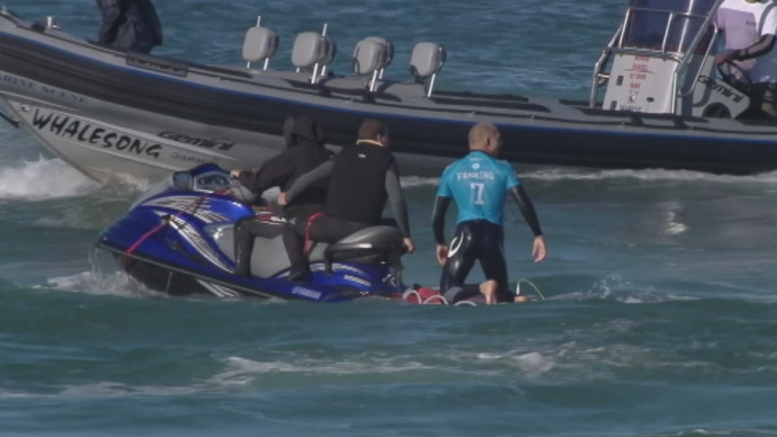 Mick Fanning rescued by jetski