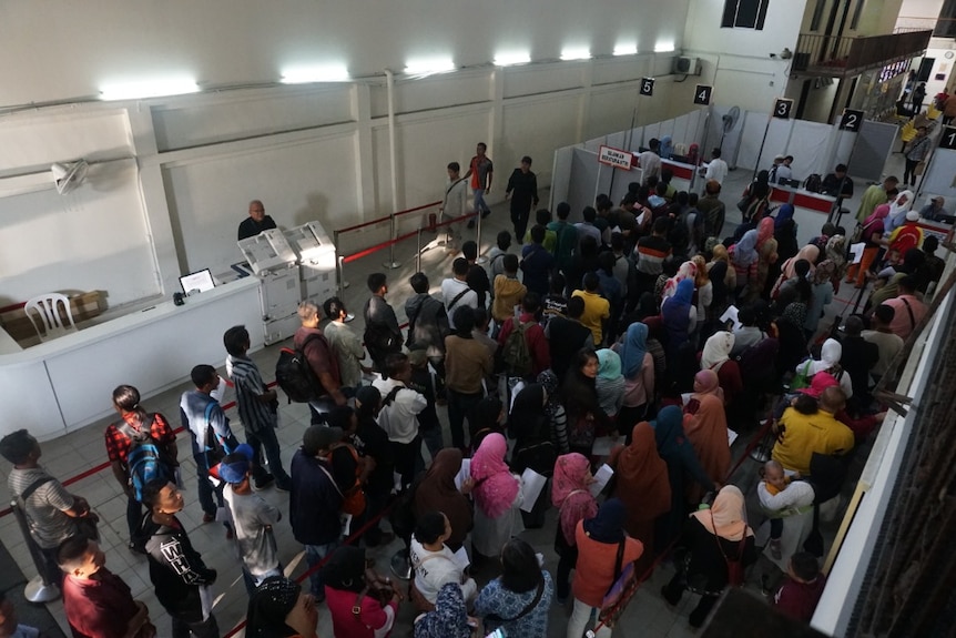 Suasana antrian warga Indonesia yang datang mengurus dokumen di KBRI di Kuala Lumpur semasa pandemi COVID-19