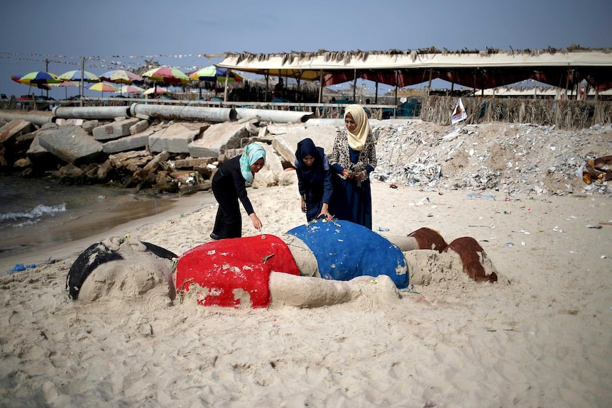 Sand sculpture depicts Aylan Kurdi
