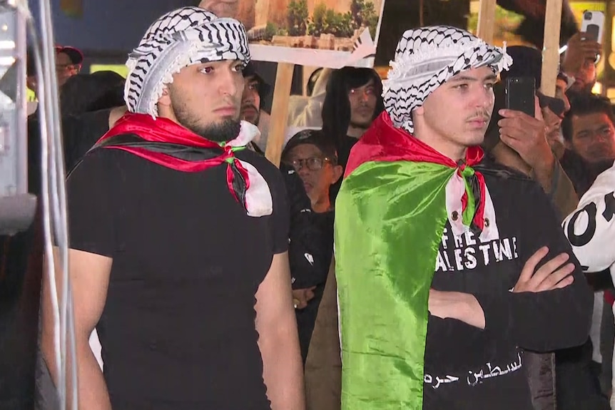 Dvaja účastníci zhromaždenia mali na chrbte palestínsku vlajku.