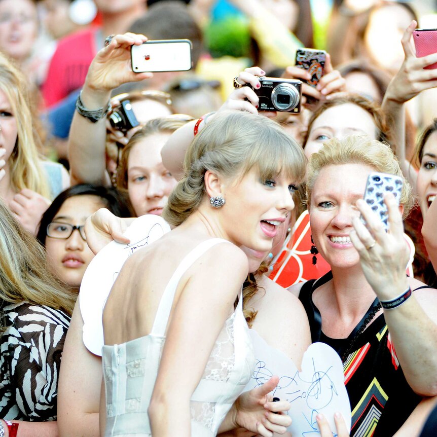 Taylor Swift works the crowd