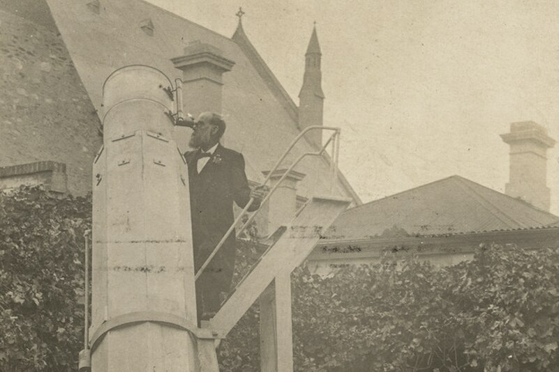 AW Dobbie with his reflector telescope in College Park in 1904.
