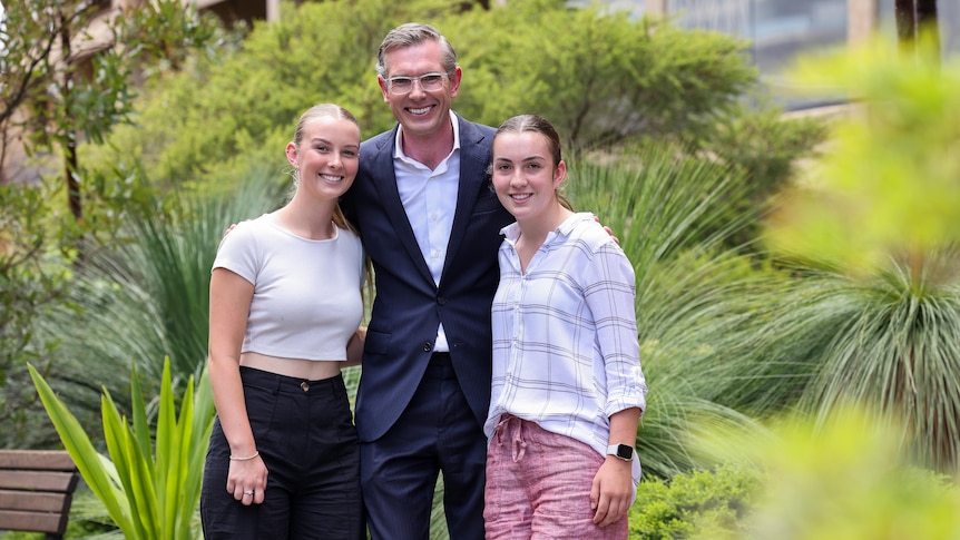 NSW Premier Dominic Perrottet posing in a photo with Albury teenagers Pip and Rose Milthorpe