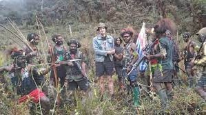NZ pilot Phillip Mehrtens being held hostage by members of the West Papua National Liberation Front 