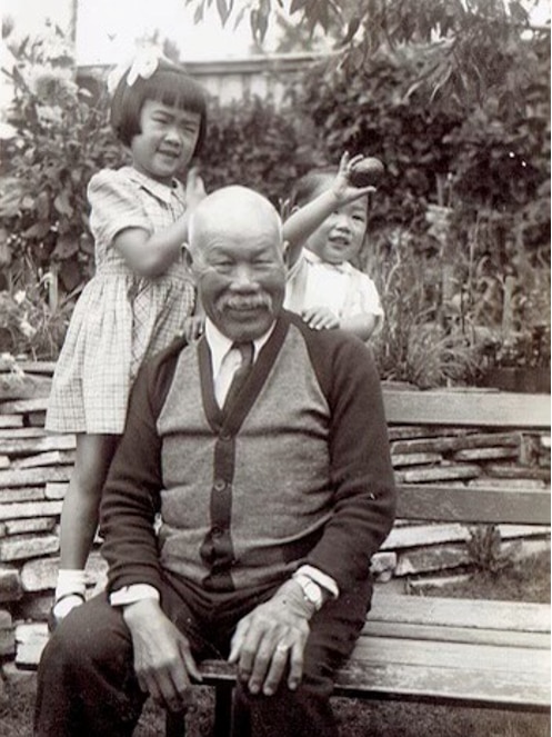 黑白照片，老人带着两个孩子