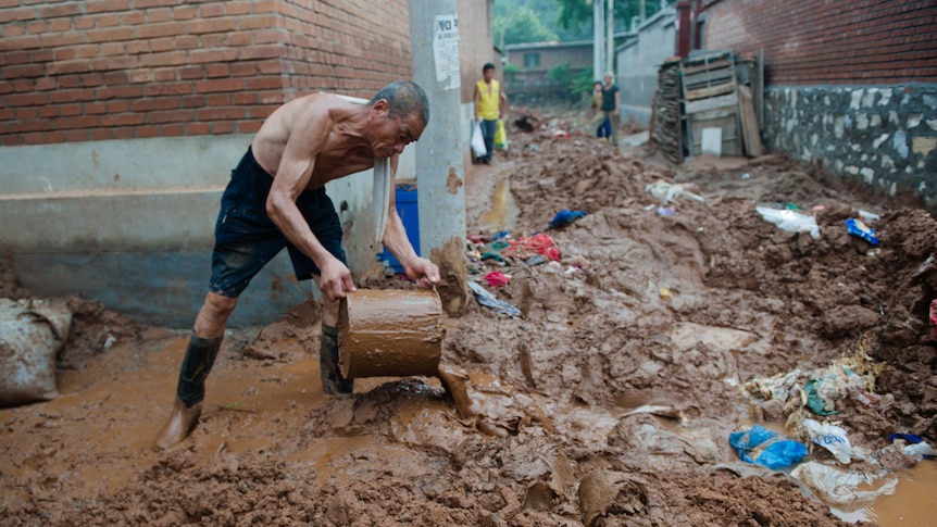 Beijing residents clean up after floods