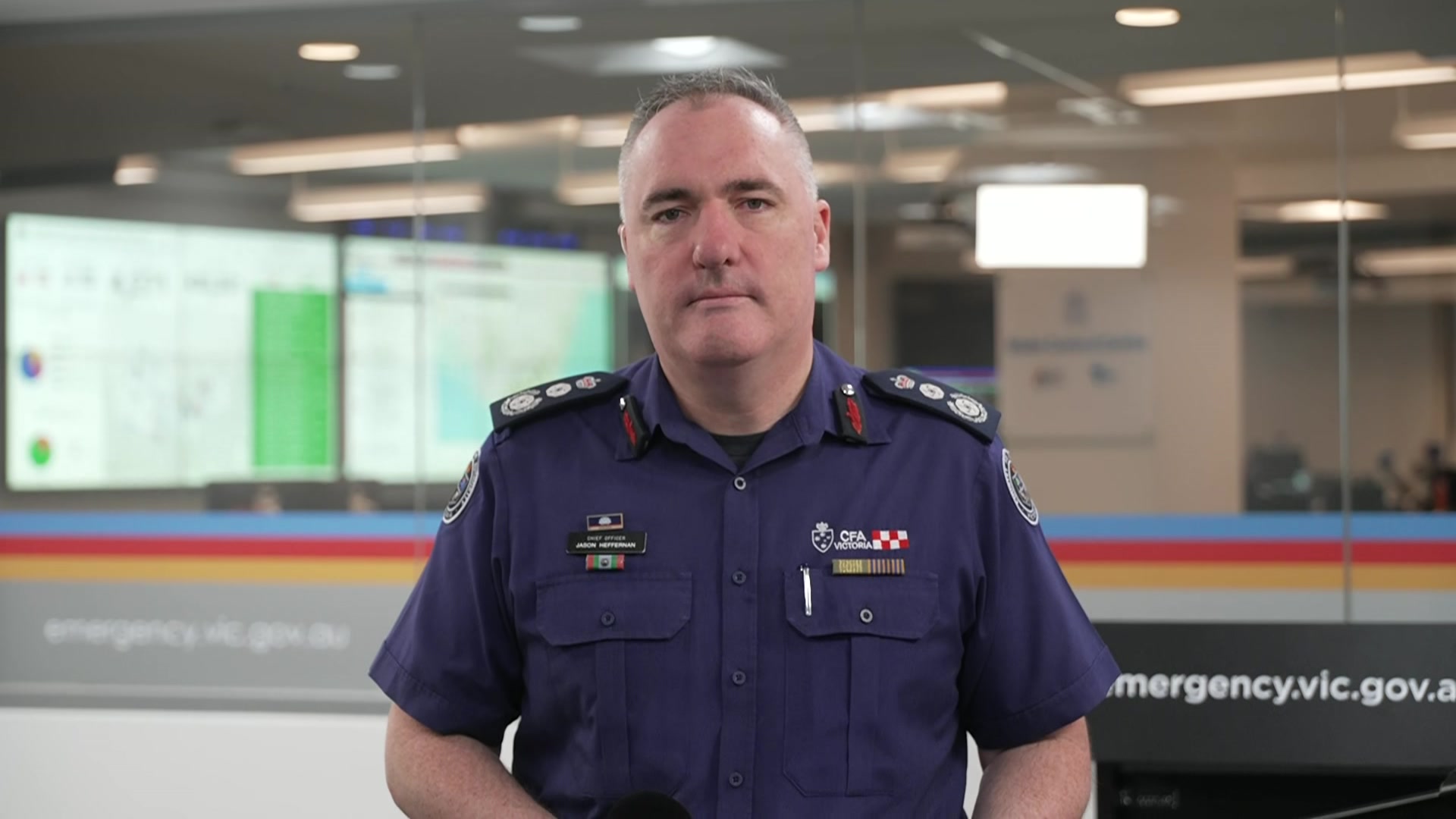 Un hombre con uniforme de bombero.