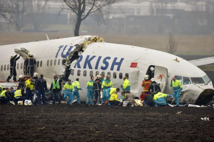 Petugas penyelamat membantu penumpang dari pesawat Turkish Airlines yang jatuh di Amsterdam.
