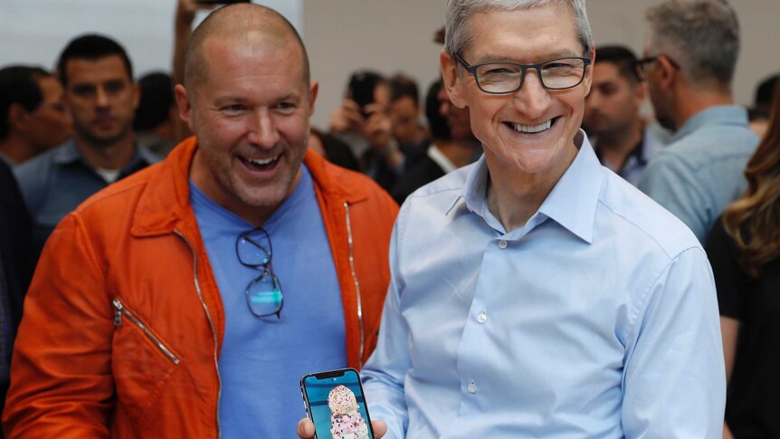 Tim Cook and Jonathan Ive with an Iphone