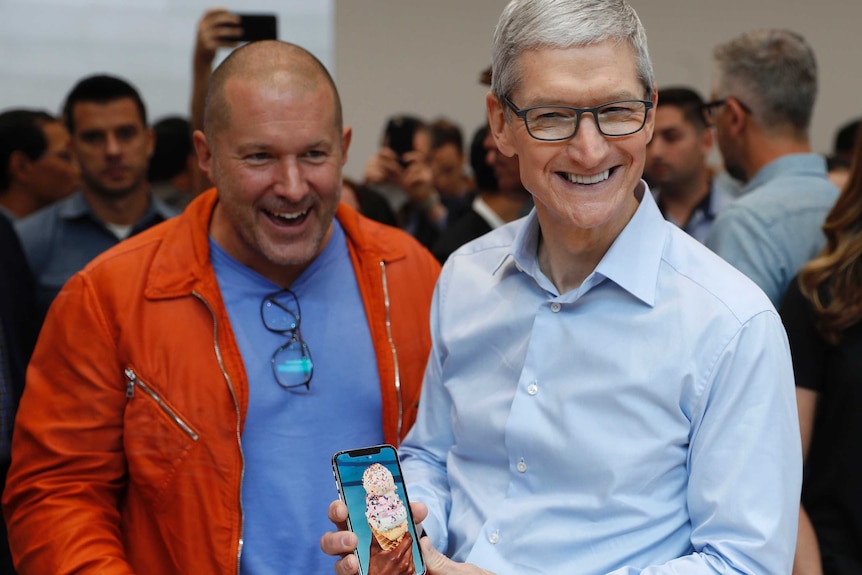 Tim Cook and Jonathan Ive with an Iphone