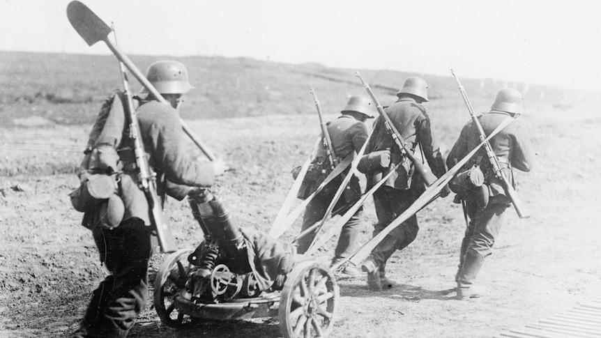 German soldiers move a trench mortar in a black and white photo from World War One.