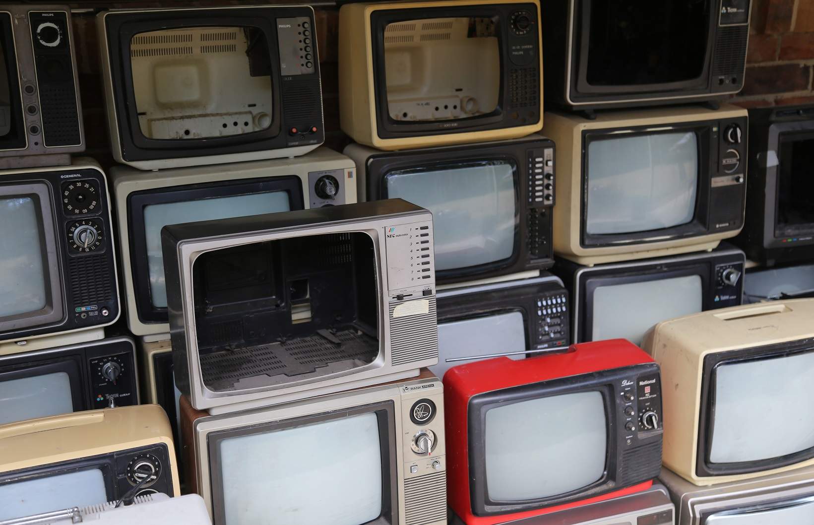 'Bee hotels' made from recycled TVs helping to attract native bees back to suburbs ABC News