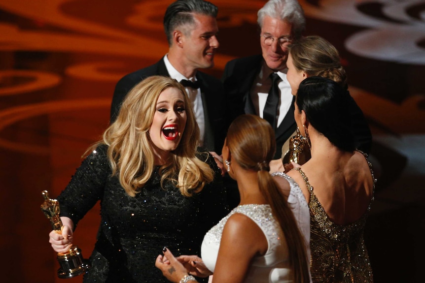 2013年，阿黛尔凭借单曲《坠落》获得奥斯卡最佳原创歌曲奖。